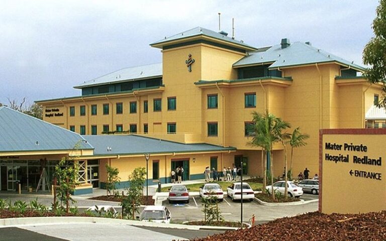 Main entrance to Mater Private Hospital Redland, Cleveland